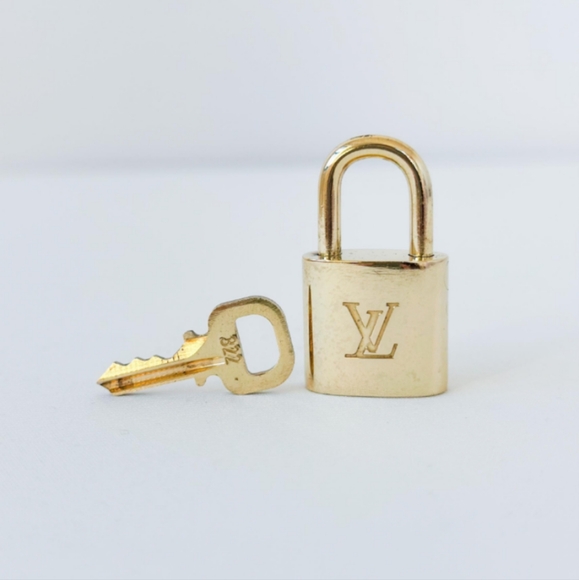 #322 Authentic LOUIS VUITTON Lock Key Set Padlock Brass Polished Chain Necklace - Picture 3 of 9